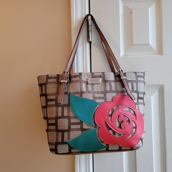 NINE WEST - Picture 2 of 10